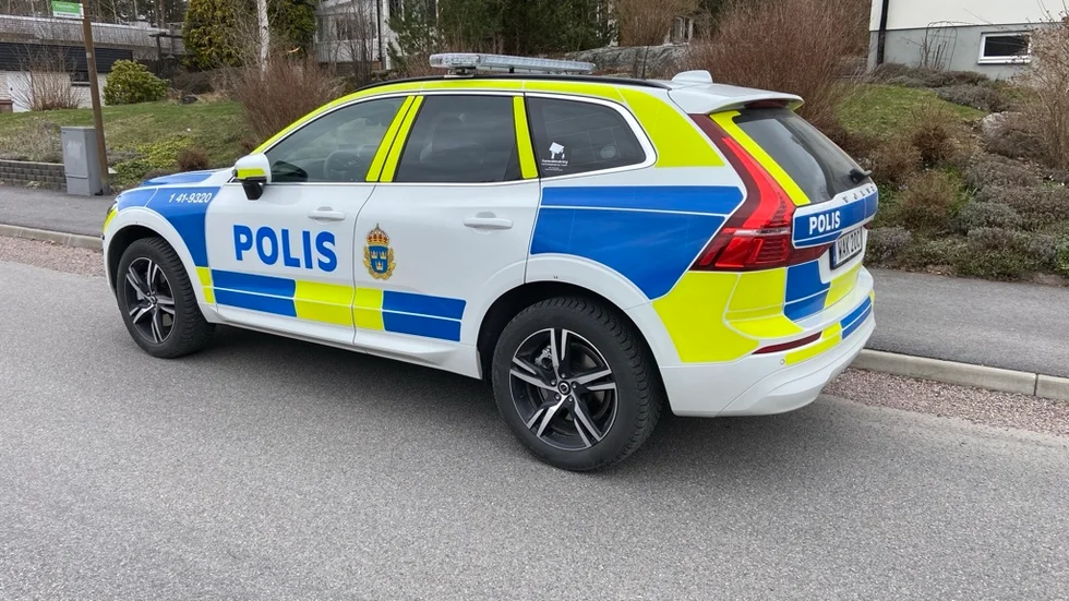 En polispatrull kontrollerade skolbyggnaden men kunde inte finna någon person. (arkivbild)