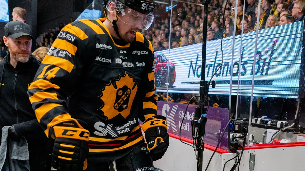 Andreas Johnson utgick i den andra perioden med en misstänkt skada, och återkom inte i spel.