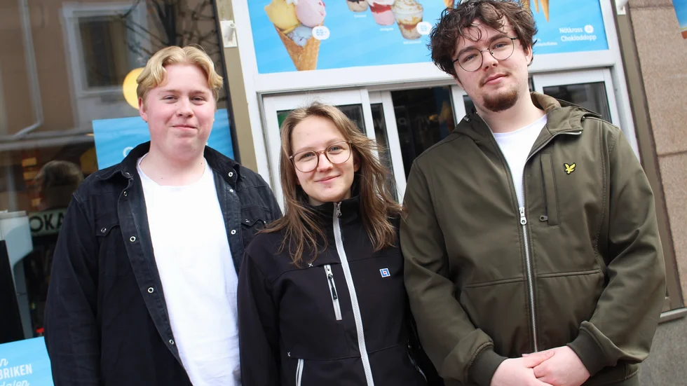Melvin Hilding, Karin Reuterskiöld och Erik Karlsson gladdes åt det fina vädret. "Det känns otroligt! Vinterdepressionen är över. Man blir genomglad", säger trion. 