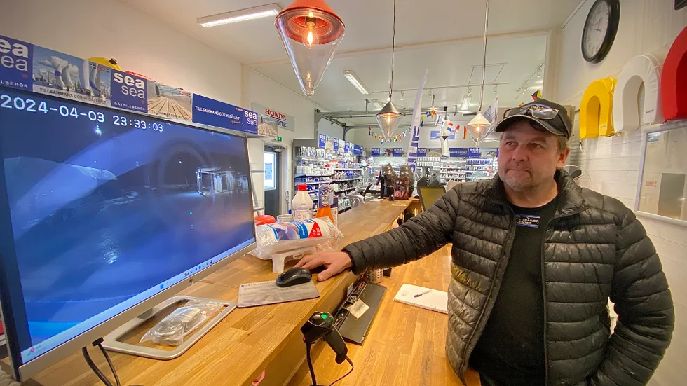 Tomas Bergman på Trosa båt och trailer visar övervakningsfilmen där det syns hur snabbt tjuven stjäl hans båt.