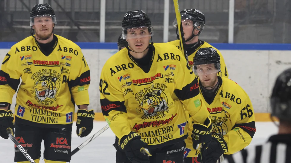 Hugo Ollila följer med VH upp i Hockeyallsvenskan.