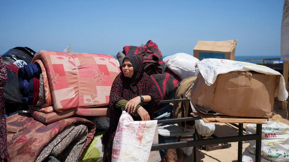 Palestinier på flykt anländer till Deir al-Balah i centrala Gazaremsan från Rafah på torsdagen, sedan Israel intensifierat anfallen mot Rafah.