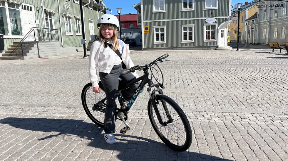 Piteåbon Elsy passar på att ta en cykeltur i värmen.