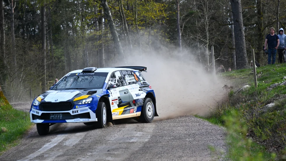 Tom Kristensson SMK Hörby och Andreas Johansson Eskilstuna MK i Skoda Fabia flyger fram i Nyköpingstrakten.