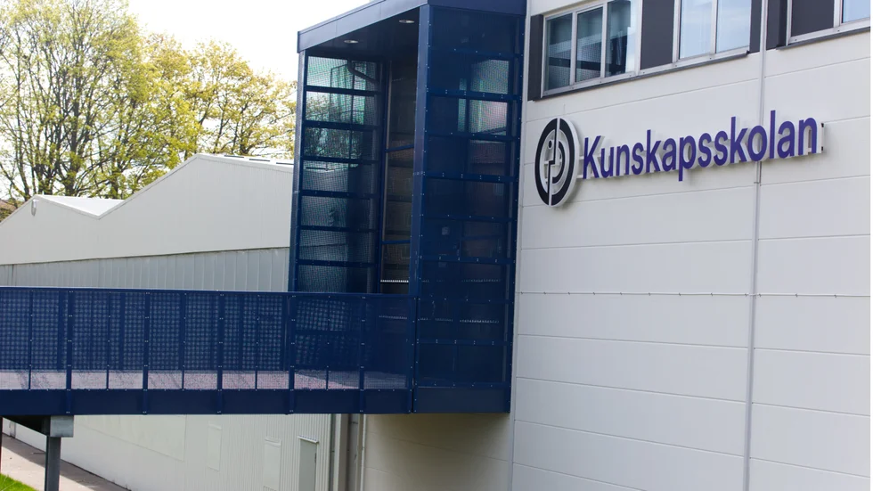Kunskapsskolans rektor ser gärna att Vänsterpartiet gör ett besök på skolan, efter partiets debattinlägg.