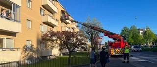 Här kontrolleras lägenheten – grannar larmade om misstänkt brand