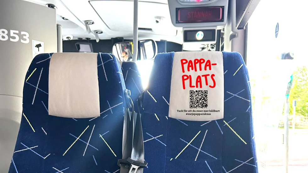 Nu får pappa en egen plats på bussen.