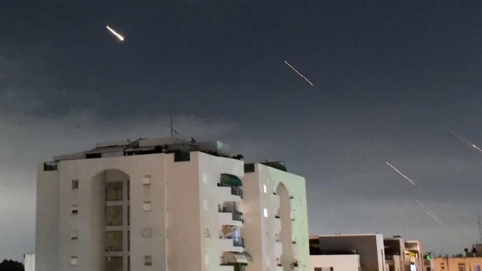 Israel sköt ned majoriteten av projektilerna från Iran, enligt militären. Bilden är tagen i centrala Israel.