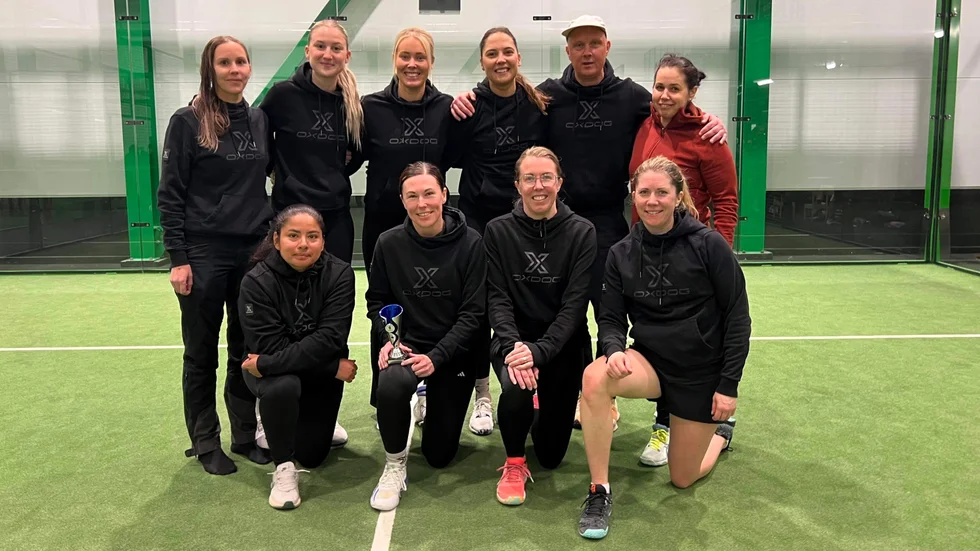 Piteå Padels damer är klara för final i klubblags-SM. Bakre raden: Erica Falegren, Ida Berglund, Emma Lindberg, Amanda Berglund, Petter Lundberg (tränare), Anna Sirkka. Främre raden: Lina Åberg, Mari Lundqvist, Jenny Stenmark, Hanna Widman.