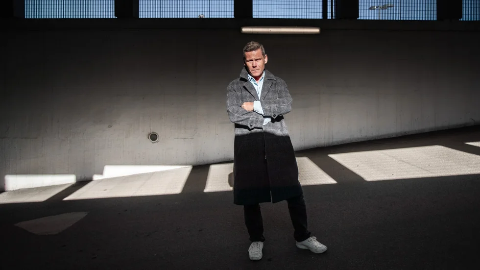 Mons Kallentoft är på besök hemma i Linköping, den gamla hemstaden som han lämnade för Stockholm i unga år. I dag bor han sedan flera år på Mallorca. "Vi får se om jag blir kvar", säger han.