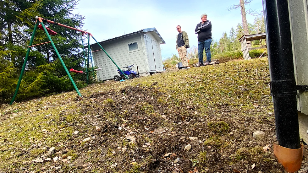 Blixten har plöjt upp marken från gungställningen fram till husknuten där den hoppat över i stupröret. På andra sidan väggen låg Johan och Janas son Kalle och sov.