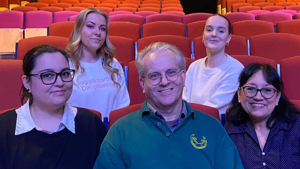 Elin Dunér, producent, Robinette Svedberg, sånglärare, Johan Dunér, manusförfattare, Sofiya Peleshok, koreograf, Chris Dunér, bland annat producent, har viktiga roller vid sidan om när Strängnäsrevyns ungdomssektion ger Aladdin.