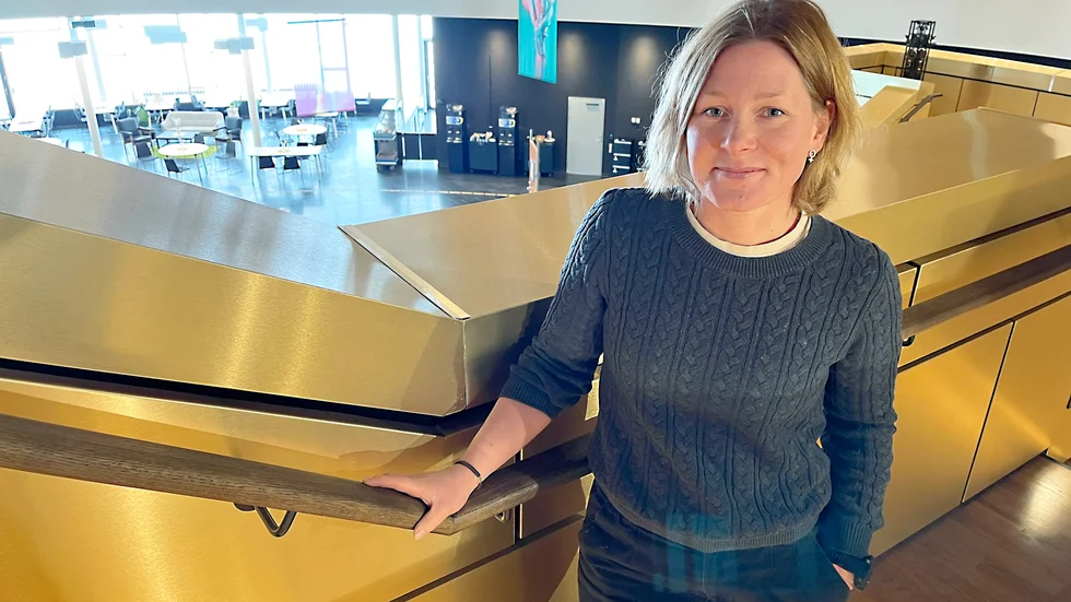 Skälet bakom beslutet ligger hos familjen. Christine Brännvall, Feministiskt initiativ, i Kiruna, vill att barnen ska få komma närmare sina nära och kära. 