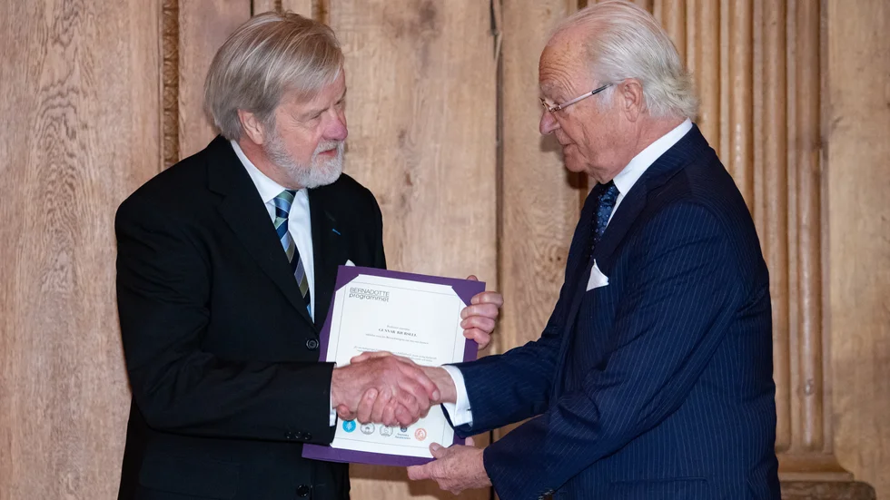 Kung Carl Gustaf överlämnade i förra veckan årets Bernadottepris till  professor emeritus Gunnar Bjursell vid utdelningen av de kungliga akademiernas Bernadottestipendier på Stockholms slott.