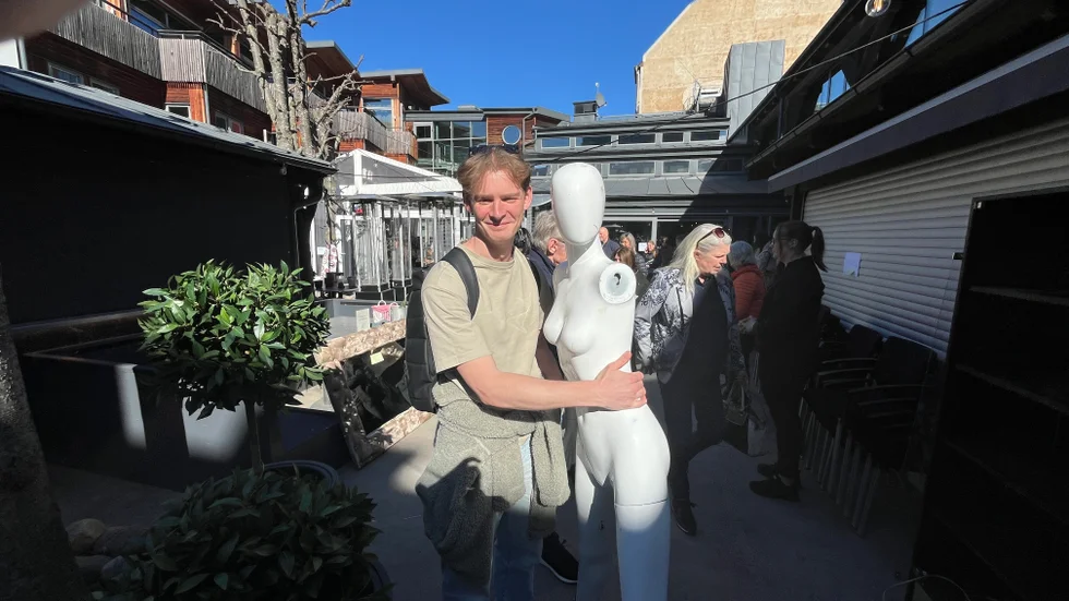 Teo hade hittat till loppisen på The Lamp Hotel. Hans köp skulle gå till en studentförening.