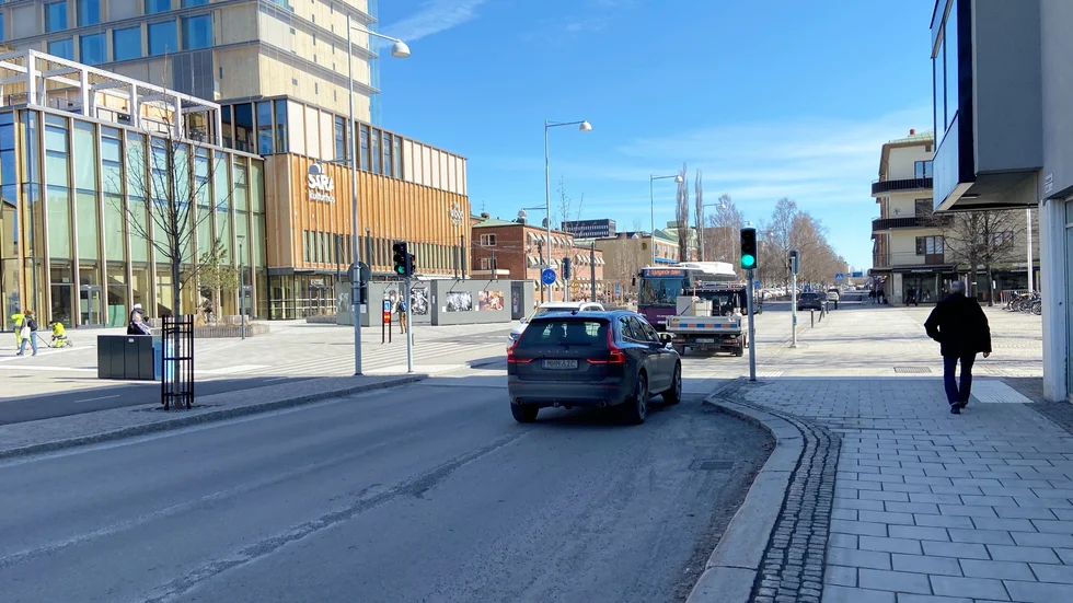 Ska Kanalgatan få stängas av på denna plats? Frågan bollades till politikerna eftersom det inte finns någon policy. 