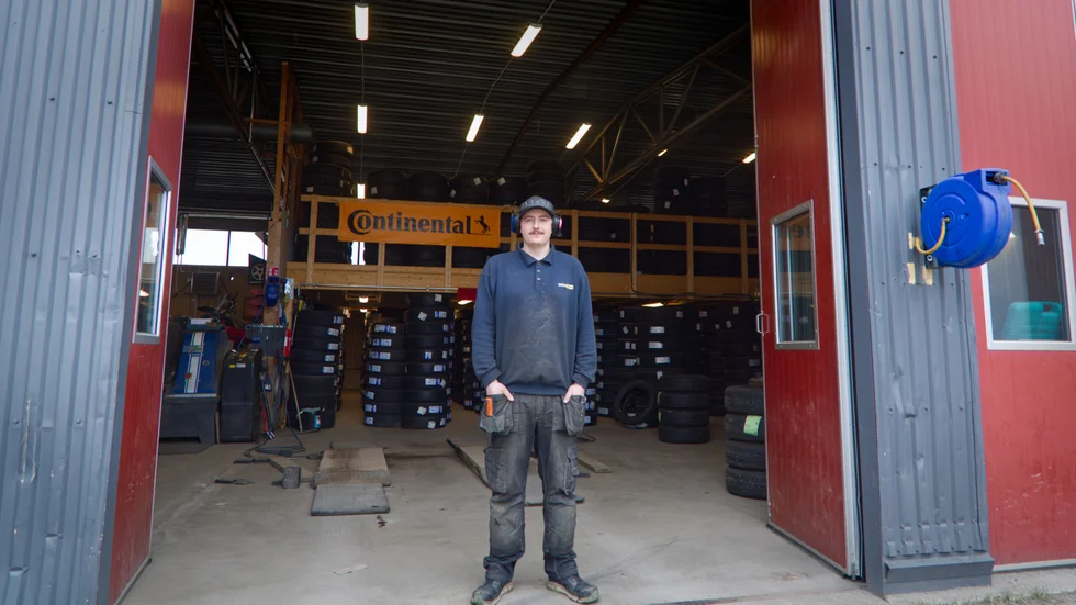 Jesper Karlsson, Piteå gummiverkstad/Däckteam, håller med branschkollegan om att det borde vara en geografisk brytpunkt för hur länge man får köra med dubbdäck på våren. "Kanske Sundsvall eller Umeå".