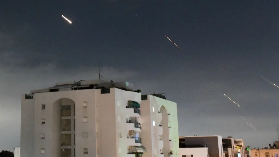 Israels eget luftvärnssystem "Iron Dome" bidrog till att de flesta av drönarna och missilerna kunde skjutas ned innan de orsakade någon skada.