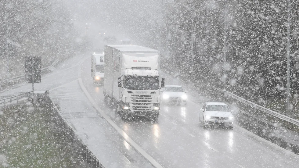 Snöfallet kan ställa till det i trafiken och SMHI har utfärdat en gul varning.