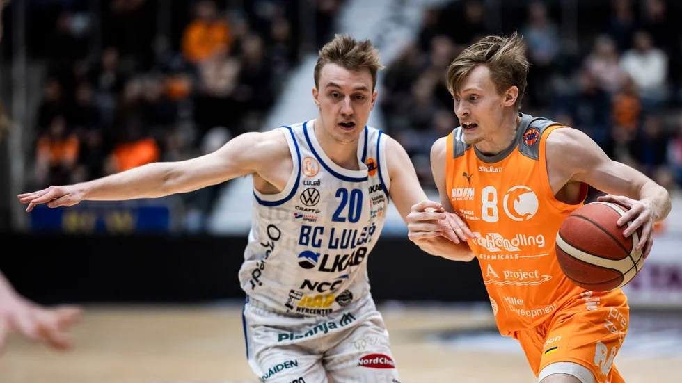 Jonatan Arvidsson får slita tungt mot Felix Terins.