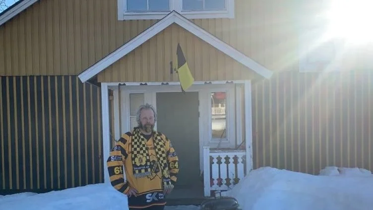 Tore Fredriksson har målat om sitt hus i Ånäset i svart och gult. "Och nu är vi i final igen så slutspelsskägget blir lika långt i år", säger han.