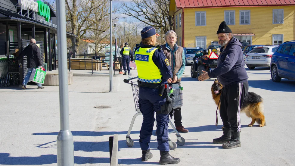 Polisen pratar med invånare i Klintehamn om hur de upplever tryggheten på ön.