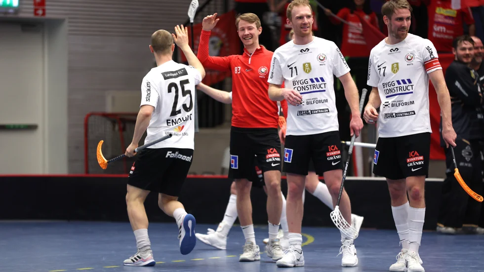 Emil Helmrich i röd tröja gratulerar Oskar Enquist till ett mål i den fjärde kvartsfinalen borta mot Jönköping.
