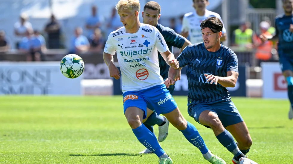Victor Larssons IFK Värnamo får in 36 procent av sina intäkter från tv-rättigheter – för Malmö FF och Stefano Vecchia (till höger) är siffran åtta procent. Arkivbild.