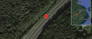 Stillastående personbil skapar problem på E18