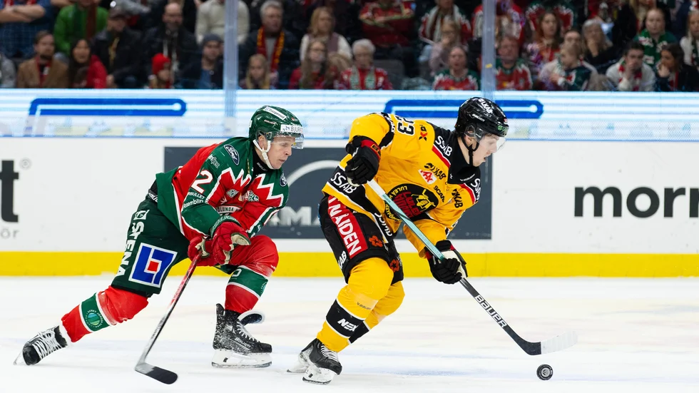 Jesper Sellgren jagas av Max Friberg i lördagens match.