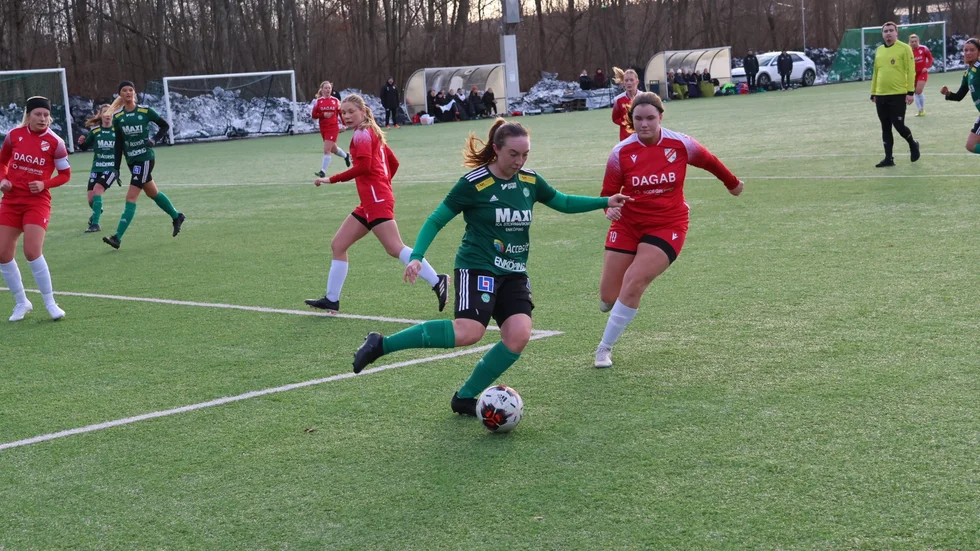 Therese Akmar gjorde hattrick i första träningsmatchen.