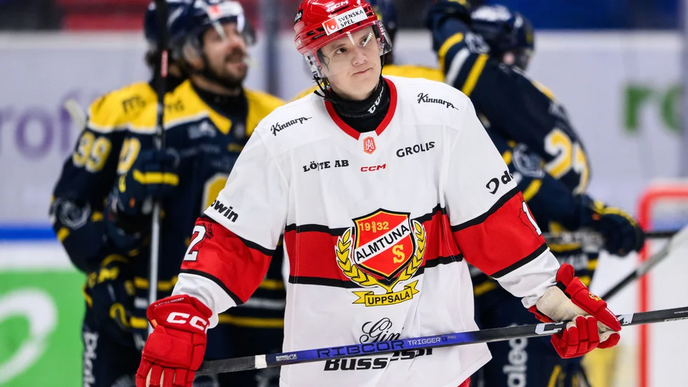 Carl Wassenius i Almtunas tröja. Nu återvänder forwarden till Väsby.