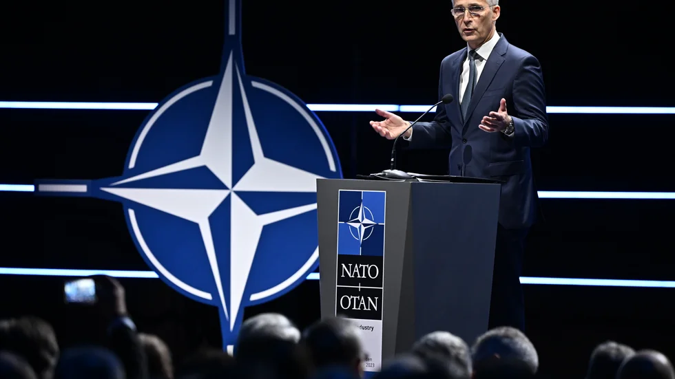 Insändarskribenten menar att svenska folket borde få chansen att säga sitt när det gäller ett eventuellt medlemsskap i Nato. På bilden Natos generalsekreterare Jens Stoltenberg.