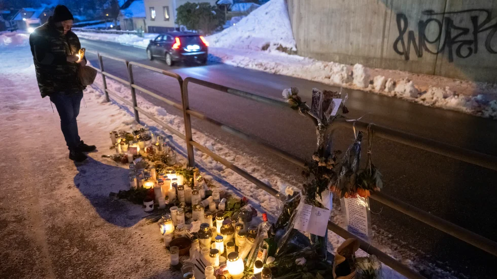 Blommor, ljus och föremål på en minnesplats under en viadukt i Örkelljunga, där en 16-årig pojke dog efter att ha skadats av ett vasst föremål vid ett bråk.