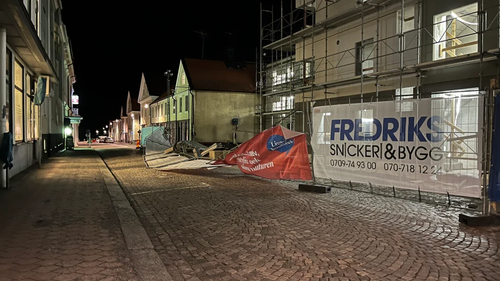 Det blåsiga vädret kunde kännas även i Västervik. Var det vinden som fällde det här staketet på Strömsgatan?