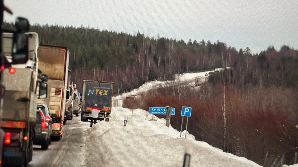 Bilden är tagen i samband med den första olyckan på E4 i höjd med Jämtön, under onsdagen. 