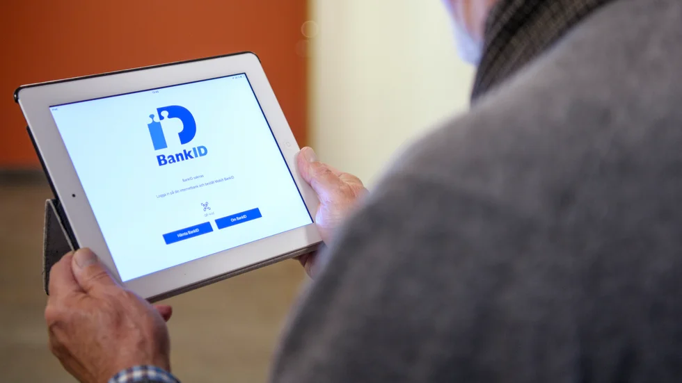 De två uppringda målsägarna, båda äldre, trodde det var banken som uppmanade dem att logga in med bank-id.