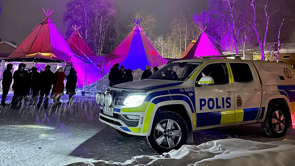 En finsk man förstörde i en polisbuss efter att han omhändertagits under Jokkmokks marknad.