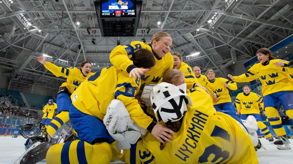 Svenskt guldjubel efter 4–0-segern i finalen mot Japan. De blågula hockeytjejerna låg bakom ett av fyra svenska guld under ungdoms-OS i Gangwon.