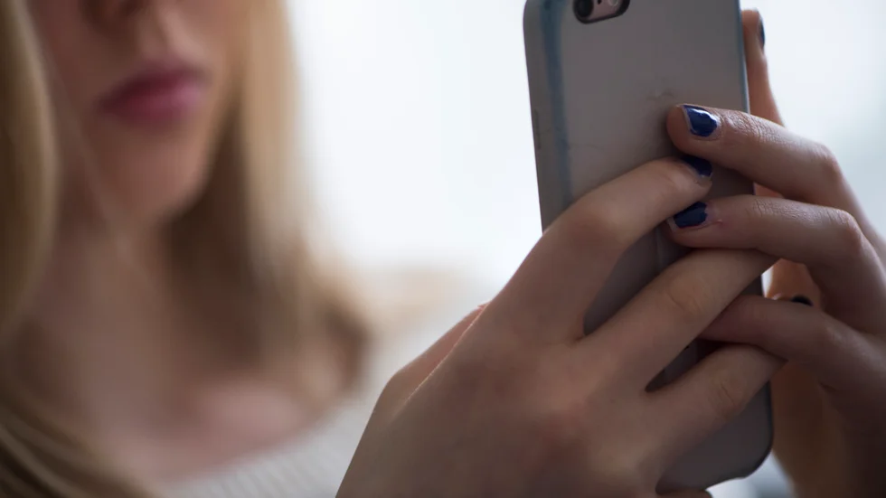 20-åringen döms för att ha förmått två unga flickor att posera sexuellt och skicka bilder till honom. Bilden är tagen i ett annat sammanhang.