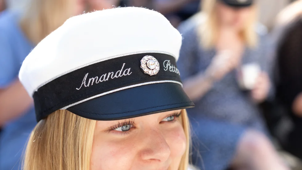 Amanda Pettersson satte på sig mössan. Idag var det mösspåtagning för studenterna i Enköping.