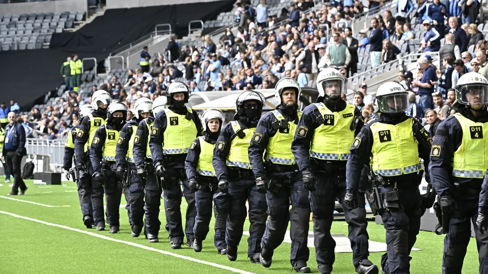 Poliser med hundar och kravallutrustning under skandalderbyt mellan Djurgården och AIK på Tele2 arena i maj i fjol. Arkivbild.