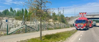 Gräs fattade eld vid banvallen på Österleden