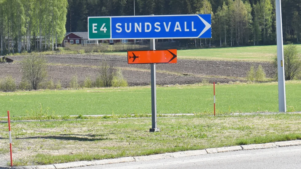 I rondellen vid E4 och Burträskvägen hänvisas trafik till att fortsätta köra söderut. 