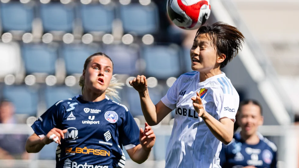 Linköpings Johanna Svedberg och Djurgårdens Shinomi Koyama under fotbollsmatchen i Damallsvenskan mellan Linköping och Djurgården.