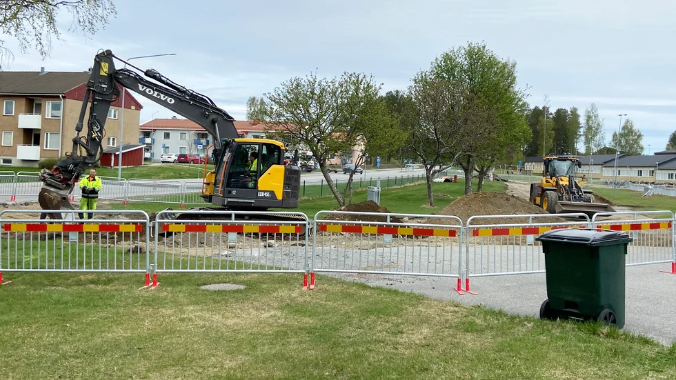 Arbetet pågår med att bygga en bättre busshållplats vid Bureskolan.