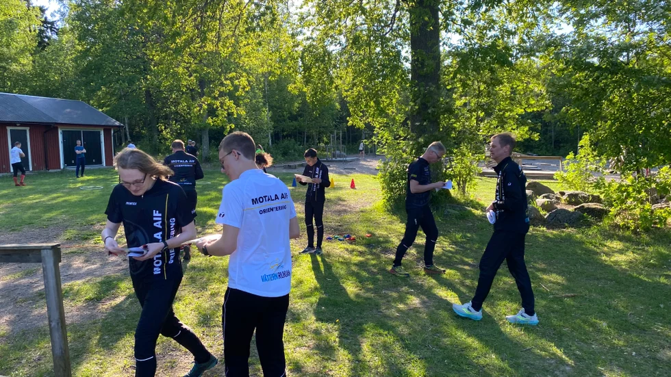 Motala AIF:s ledare Fredrik Korall drar i gång poängorientering när Maif firar Wow, World orienteering week. 30 startande körde 45 minuter.