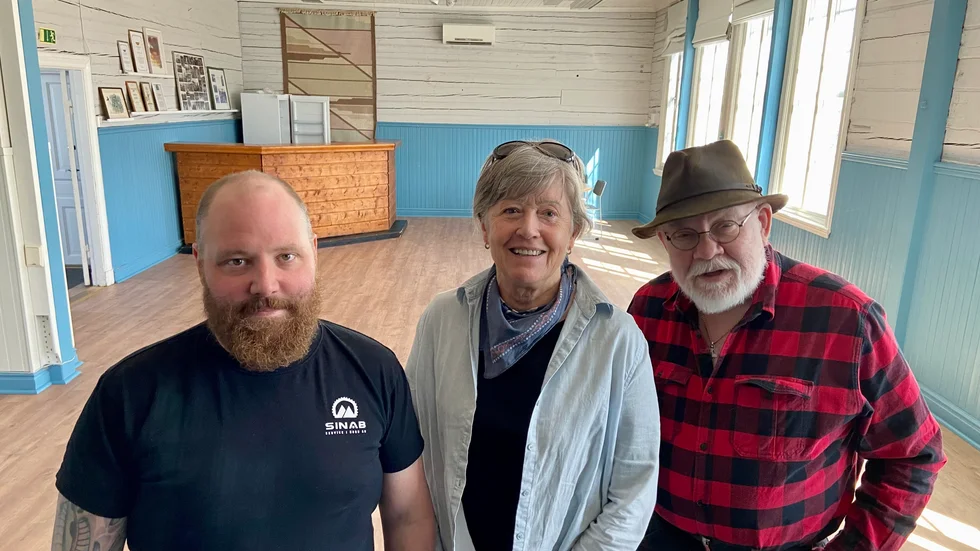 Tobias Ahlkvist, Margareta Lindgren och Anders Landelius står inne i bygdegården. Genom åren har gården hållits i bra skick tack vare de intäkter som surströmmingen gett bygdegårdsföreningen. 