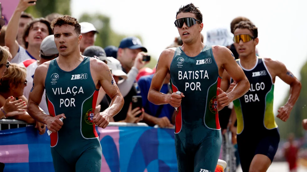 Vasco Vilaca springer för Portugal och ses här längst till vänster. Han hade hoppats på medalj, men är ändå nöjd med femteplatsen. Om vattnet i Seine säger han: "Svalde mycket vatten och mår bra".