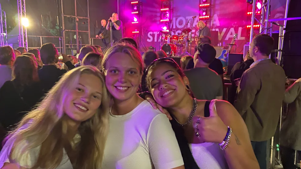 Elsa Malmberg, här med kompisarna Stina Björck och Alva Widelius, hade kul på Motala stadsfestival. Hon funderar på om hon ska skriva på för ytterligare ett år i bandyns elitserie med Mölndal. 